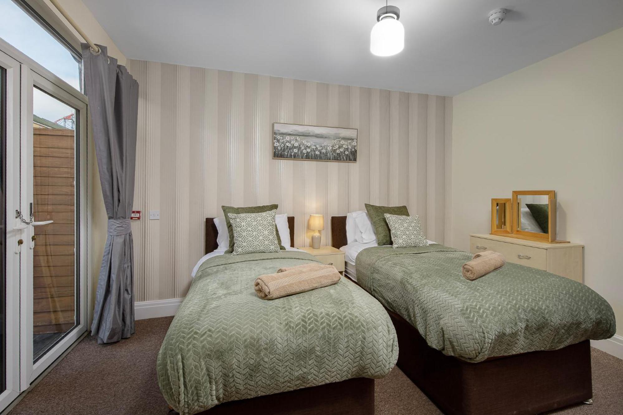 Arnside - Spacious 10-Bedroom Seaside Cottage Blackpool Esterno foto